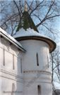 В северо-западном углу
монастырского двора
располагалась
не дошедшая до наших дней
столпообразная
шатровая колокольня
с «русскими часами».