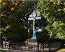 Крест-памятник
- точная копия креста,
выполненного по эскизам
Виктора Михайловича Васнецова
воссоздан обществом 