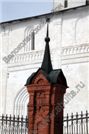 Ограда, вокруг соборного комплекса
возведена в 1862 г.
по проекту архитектора
Сергея Ивановича Бородина.
По углам ограды расположены
две краснокирпичные башни
и две часовни.