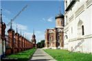 Ограда, вокруг соборного комплекса
возведена в 1862 г.
по проекту архитектора
Сергея Ивановича Бородина.
По углам ограды расположены
две краснокирпичные башни
и две часовни.